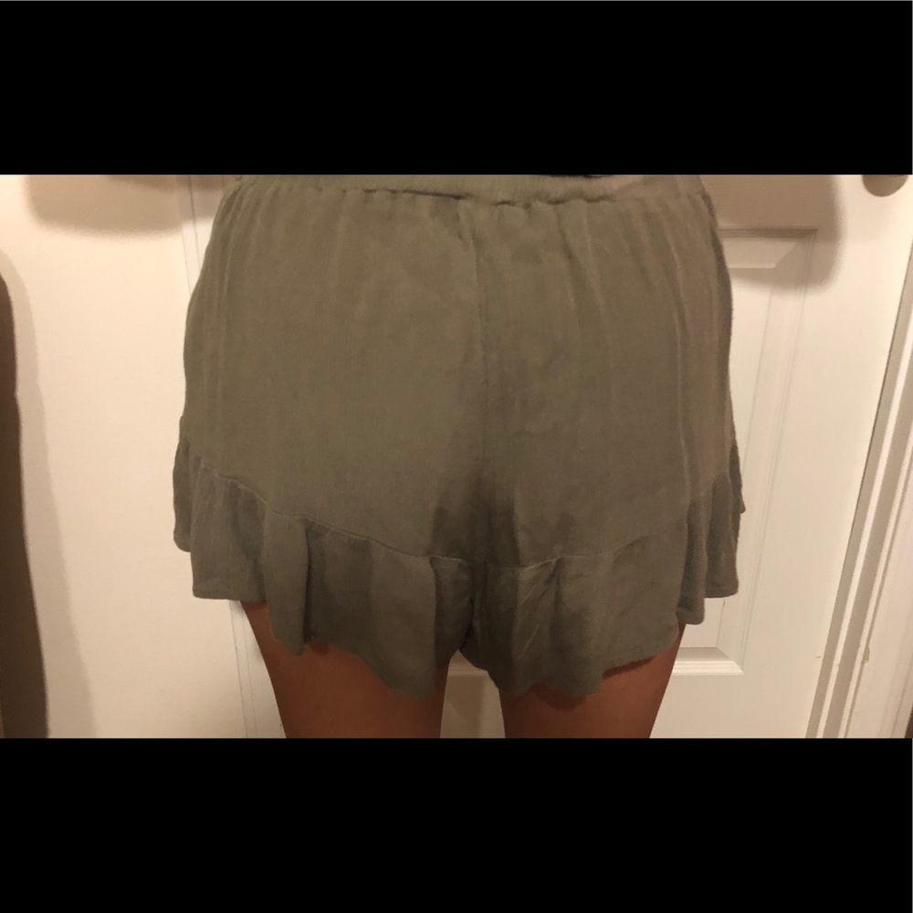 CUTE SHORTS W/ RUFFLES - Picture 2 of 2